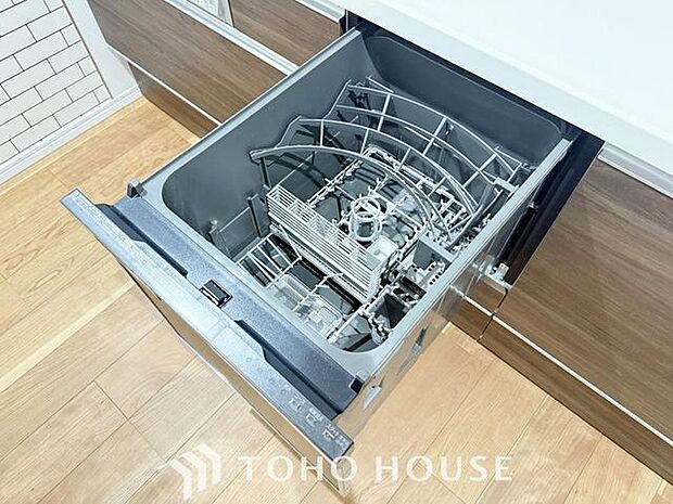 「ビルトインタイプ食器洗乾燥機」通常の手洗いでは使用出来ないほど高温のお湯や高圧水流を使うことにより汚れを効果的に落とすことができる。殺菌効果が非常に高く哺乳瓶などを使う家庭で需要が高く大変便利。