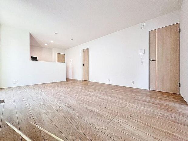 「木のぬくもり感じる優しい雰囲気のお部屋」「ホワイトクロス×メイプルカラーのフローリング」は、シンプルながらも幅広いインテリアにマッチします。