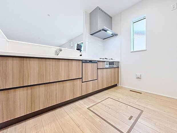 「安心感ある対面キッチン。」作業スペースを多くとった対面キッチン。夫婦そろってキッチンに立っても調理がしやすくゆとりある広さ。食器類もすっきりと片付く収納力が期待できます。