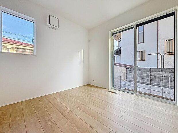 「二面採光の居室。」温もりある自然光を感じていただける居室です。飽きのこないナチュラルなデザインの空間は、色褪せることのない心地良さを作ります。