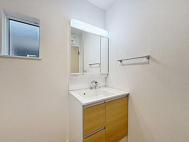 「洗面室」毎日の身だしなみチェックに欠かせない洗面室は、清潔感ある空間です。