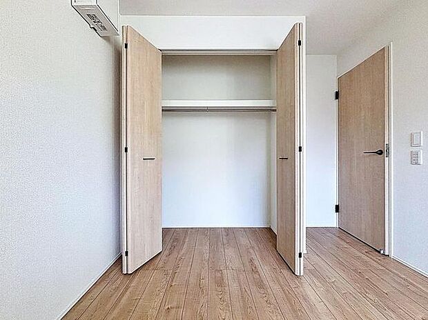 「クローゼット。」使い勝手の良い収納を豊富に設置しております。居住スペースを充分に確保することができる為、ゆとりある室内で、ゆっくりとご寛ぎいただけます。