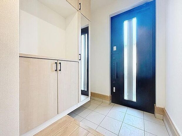 「玄関」人を迎え入れる最初の場所だからこそ、清潔感があり纏まった空間にして頂ける様にゆとりあるシューズボックスを設置しました。おでかけの時も帰宅の時も、すっきりとした玄関は気持ちが良いものです。