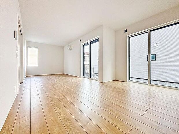 「穏やかな街並みの眺望」くつろぎを愉しむリビングルームは憩いの場となります。リビングとダイニングの空間機能を活かし、巧みに使い分ける発想が、ライフスタイルに新しいゆとりをもたらします。