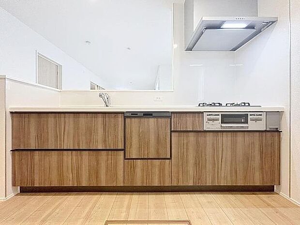 「安心感ある対面キッチン。」作業スペースを多くとった対面キッチン。夫婦そろってキッチンに立っても調理がしやすくゆとりある広さ。食器類もすっきりと片付く収納力が期待できます。