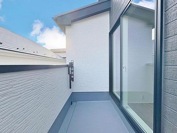 「開放感感じるバルコニー」頬をなでる優しい風を感じることが出来るバルコニー。つい深呼吸をしたくなる気持ちの良い眺望はこのお部屋の自慢です。