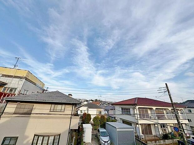 「穏やかな街並みの眺望」穏やかな街並みを一望しながら、爽やかな風と柔らかく降り注ぐ陽光を感じて頂けます。心地良い開放感が暮らしにゆとりと充足感をもたらします。