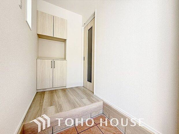 「玄関」清潔印象の玄関です。スペースを無駄なく活用し、使いやすいシューズボックスを設置しております。