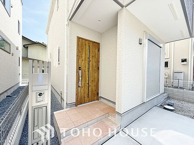 「玄関」お家の面構えの良さは玄関アプローチで決まると言っても良いでしょう。大切な「我が家」を演出するために、お家の外構周りに色々と手を加える方も増えてきています。追加工事もご相談下さい。