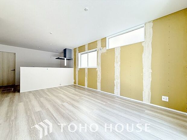 「南東向き。陽当り良好。」大きな窓辺からの日差しが暖かい室内は、自然と住まう人の気分も明るくなり、リビングでの素敵なワンシーンが演出されます。