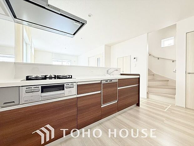 「家事時短の叶うキッチン◎」効率よくお料理ができる3口コンロ・食洗機・出し入れしやすいスライド収納を完備したシステムキッチン。確かな機能性を実感頂けます。