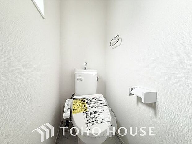 「温水洗浄便座付きトイレ」トイレは快適な温水洗浄便座付です。清潔感のあるホワイトで統一しました。いつも清潔な空間であって頂けるよう配慮された造りです。