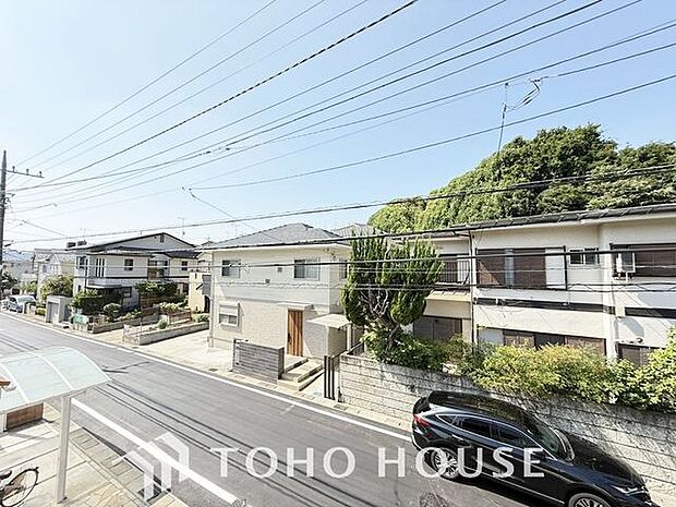 「穏やかな街並みの眺望」穏やかな街並みを一望しながら、爽やかな風と柔らかく降り注ぐ陽光を感じて頂けます。心地良い開放感が暮らしにゆとりと充足感をもたらします。