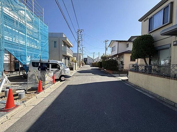 「前面道路含む外観」