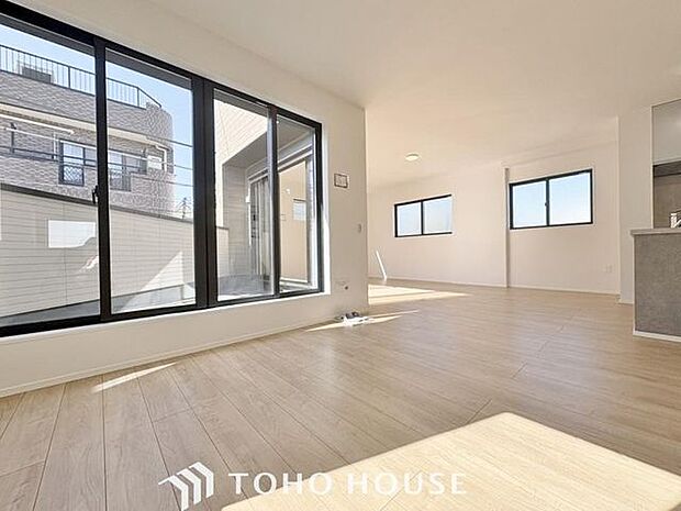 「団欒の場」忙しい朝でも、しっかり家族が揃って食事をして頂けるゆとりある大きさのダイニングスペース。手料理をテーブルで囲む素敵な時間を存分に愉しんで下さい。