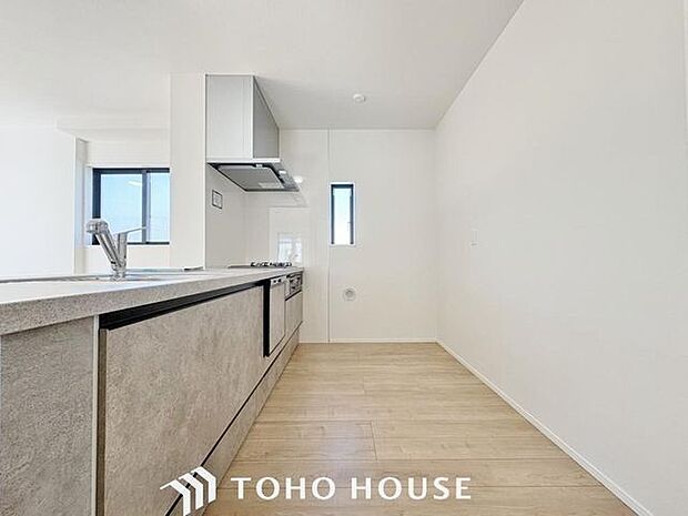 「窓あり×キッチン。」作業スペースを多くとったキッチンには、コンロ横にスリット窓を設置し通気性と明るさを取り入れました。