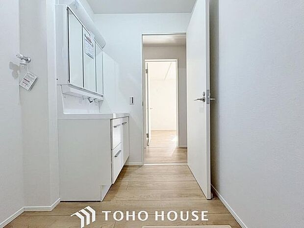 「洗面所」明るく清潔感のある色調で纏められた洗面室は、機能性に富んだ三面鏡と使い勝手の良い収納を完備した洗面台を設置しております。