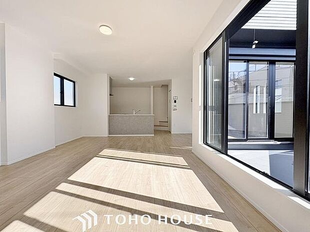 「南向き。陽当り良好。」大きな窓辺からの日差しが暖かい室内は、自然と住まう人の気分も明るくなり、リビングでの素敵なワンシーンが演出されます。