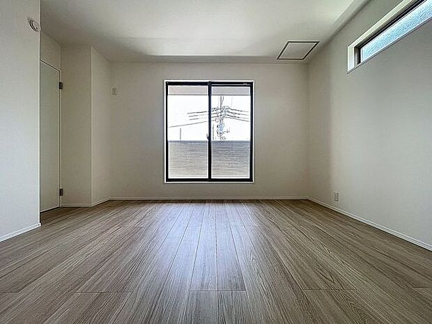 「明るい居室」主寝室は十分な広さに加えて、快適に目覚められるよう、大きな採光窓を設けました。