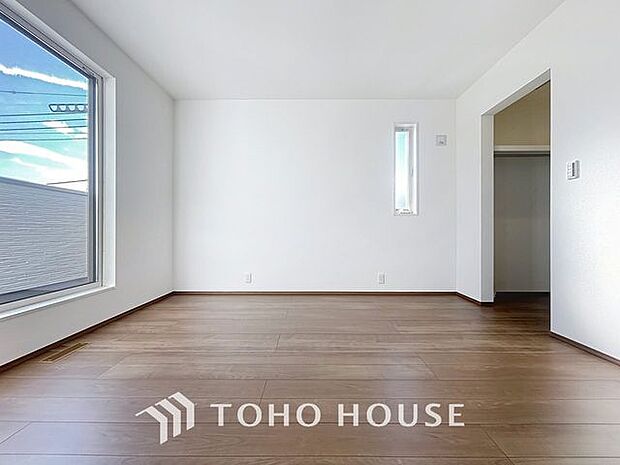 「洋室」ホワイトの壁紙に柔らかな印象のメープルのフローリング。明るくナチュラルな心地の良い空間となっております。