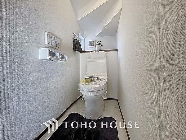 「温水洗浄便座付きトイレ」トイレは快適な温水洗浄便座付です。清潔感のあるホワイトで統一しました。いつも清潔な空間であって頂けるよう配慮された造りです。