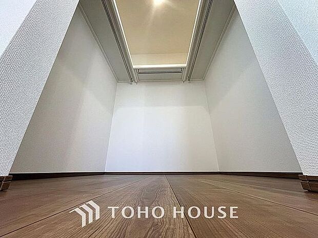 「たっぷり収納。ウォークインクローゼット」たっぷりと荷物が入るよう、ウォークインクローゼットを完備いたしました。画像と現地では大きさ、広さの感覚が違います。是非ご自分の目で確かめてください。