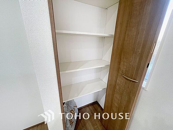 「収納」収納の多さも魅力です！使い勝手の良い収納棚を設置しております。居住スペースを充分に確保することができる為、ゆとりある室内で、ゆっくりとご寛ぎいただけます。