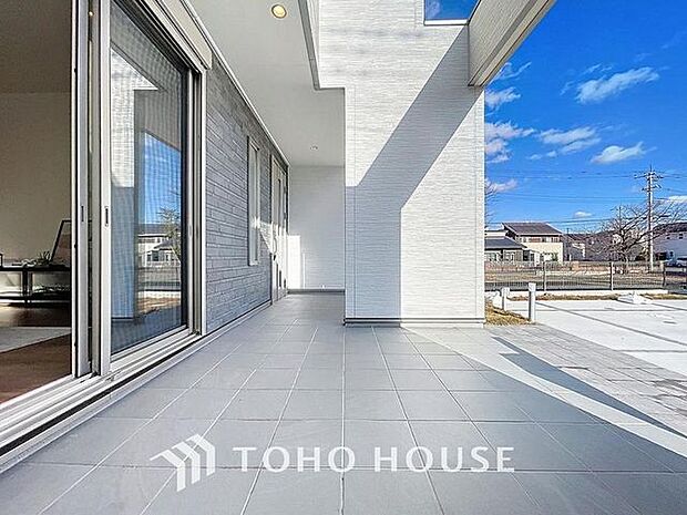 「開放感ある半屋外空間」リビングと繋がっている「第二のリビング」のように使える空間。バーベキューやガーデニングなどアウトドアリビングとして自由に楽しんでください。