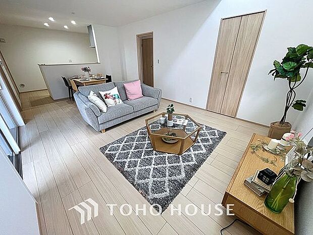 「寛ぎ空間。リビング」オープンでのびやかな空間を生み出すひろびろとしたLDK。家族との時間を大切にした住空間です。