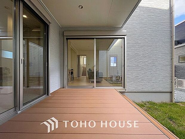 手動タイプのお困りごとだった、開閉時の音、毎日の開閉が大変、虫の入り込み、手が汚れるなどを一挙に解決する電動シャッターは、多くのお客様から高い評価をいただいています。