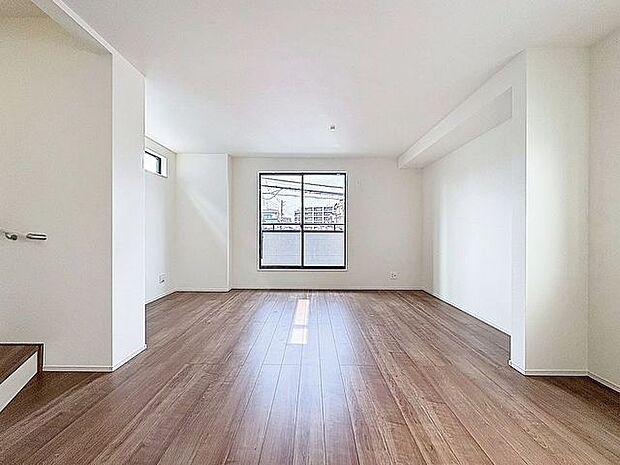 「バルコニーに面したリビング」舞い込んでくる風が優しく躍り、室内に四季の香りを感じさせる空気を運んでくれます。