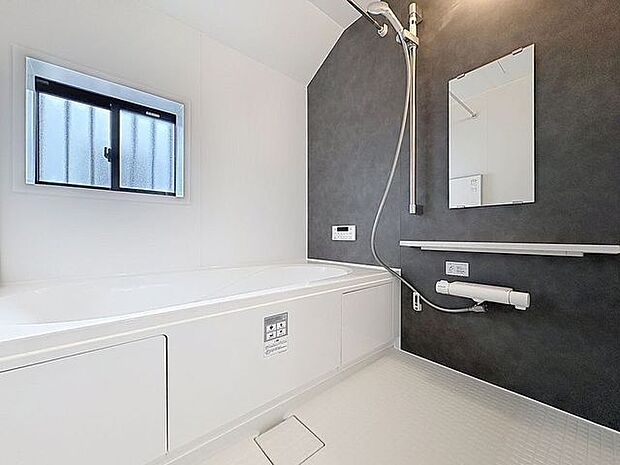 「～ホっと一息～快適バスルーム」一日の疲れを癒す貴重なバスタイム。ゆったりと足を伸ばして入浴することが可能な広さです。