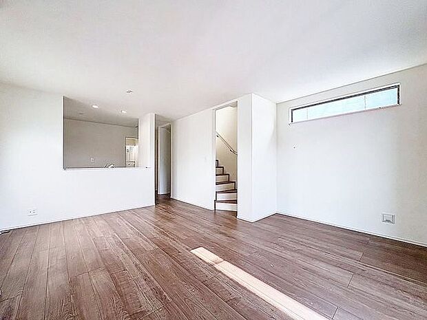 「リビングダイニング」窓から心地の良い陽光が差し込むリビング。明るく穏やかな空間には自然と家族みんなが集まってきます。