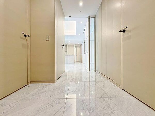「～大理石を使ったワンランク上の空間～」人を迎え入れる最初の場所だからこそ、清潔感があり纏まった空間にして頂ける様に、ゆとりあるスペースを確保しました。