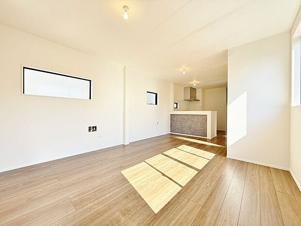 「リビングダイニング」家族の会話や笑顔が行き交うリビングで、大きなソファやダイニングテーブルでゆったり食事をしたりくつろぎたい。そんな夢が叶えられる空間です。