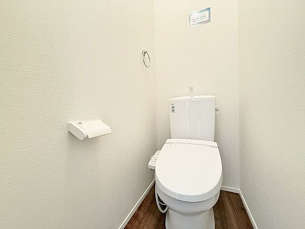 「温水洗浄便座付きトイレ」トイレは快適な温水洗浄便座付です。清潔感のあるホワイトで統一しました。いつも清潔な空間であって頂けるよう配慮された造りです。