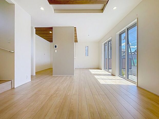 「リビング」家族の会話や笑顔が行き交うリビングで、大きなソファやダイニングテーブルでゆったり食事をしたりくつろぎたい。そんな夢が叶えられる空間です。