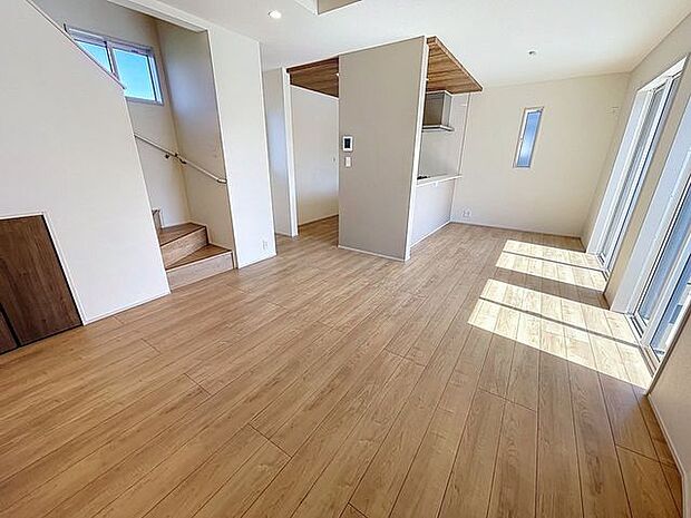 「リビング」家族の会話や笑顔が行き交うリビングで、大きなソファやダイニングテーブルでゆったり食事をしたりくつろぎたい。そんな夢が叶えられる空間です。