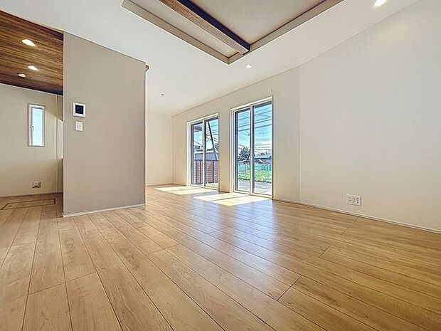 「リビング」家族の会話や笑顔が行き交うリビングで、大きなソファやダイニングテーブルでゆったり食事をしたりくつろぎたい。そんな夢が叶えられる空間です。