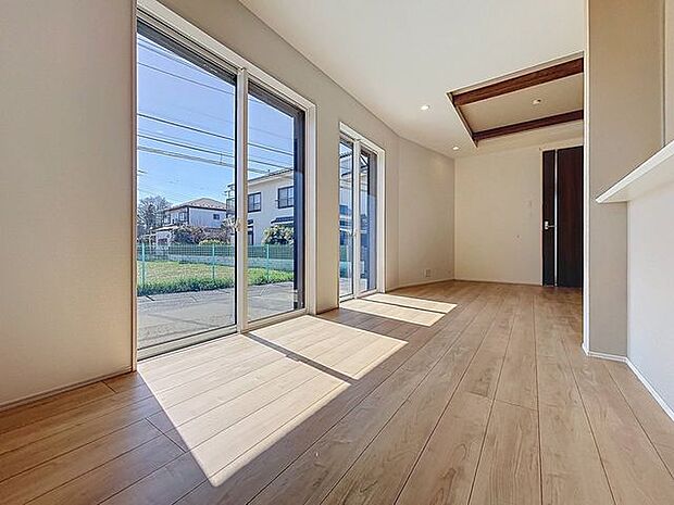 「リビング」家族の会話や笑顔が行き交うリビングで、大きなソファやダイニングテーブルでゆったり食事をしたりくつろぎたい。そんな夢が叶えられる空間です。