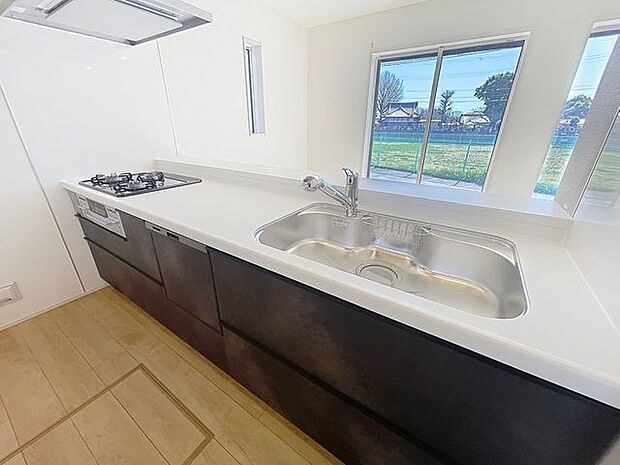 「家事時短の叶うキッチン◎」効率よくお料理ができる3口コンロ・食洗機・出し入れしやすいスライド収納を完備したシステムキッチン。確かな機能性を実感頂けます。