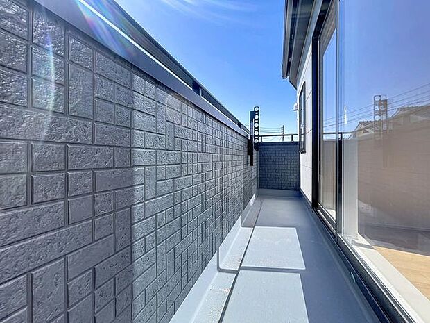 「バルコニー」大きな空に囲まれた気持ちのいい住まい。バルコニーを覗くだけで圧倒的な開放感に包まれます。