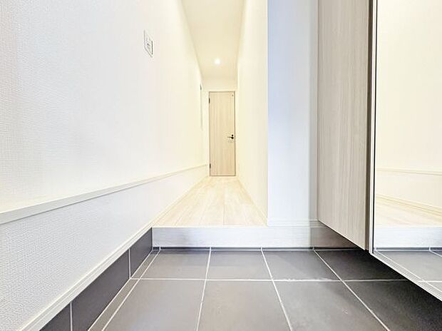 「玄関」家の中でお客様を迎える最初の場所である玄関。豊富な玄関収納で、常に綺麗に保つことが出来ます。