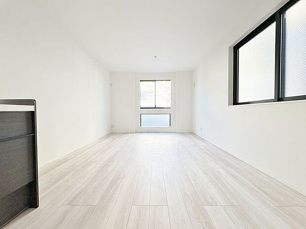 「床暖房完備のリビングダイニング」家族の会話や笑顔が行き交うリビングで、大きなソファやダイニングテーブルでゆったり食事をしたりくつろぎたい。そんな夢が叶えられる空間です。