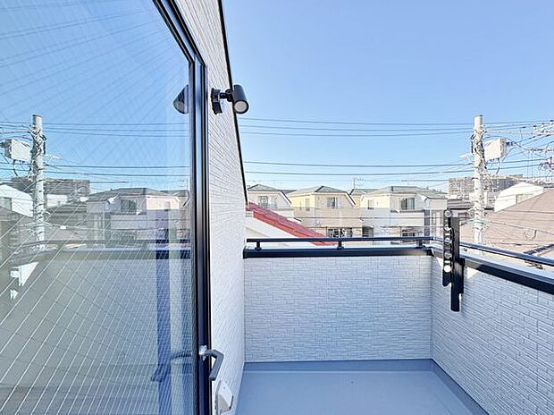 「バルコニー」大きな空に囲まれた気持ちのいい住まい。バルコニーを覗くだけで圧倒的な開放感に包まれます。
