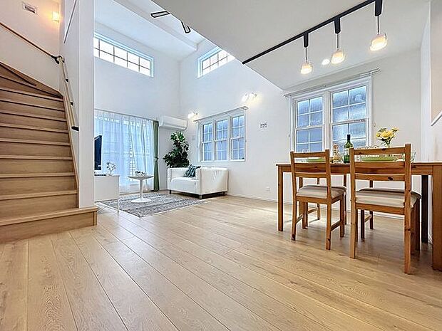 「採光面の多いLDK」団欒の場であるリビングには採光窓を多く取り入れていますので、暖かな陽光と心地よい風が贅沢に降り注ぎます。