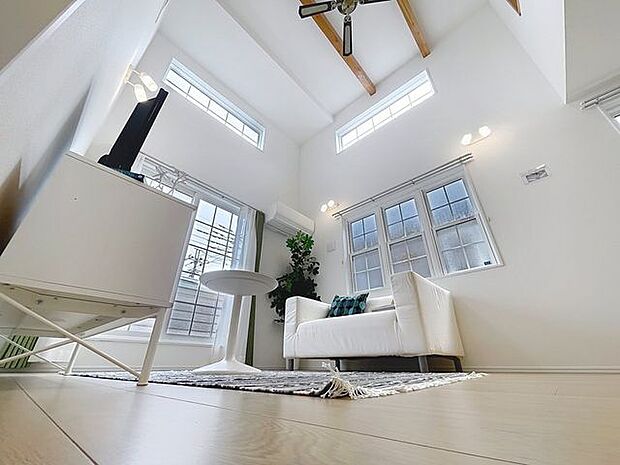 「~吹き抜け×開放感~」リビングの天井は吹き抜けになっています。視覚の抜けがあると、実際より空間を広く感じることができます。