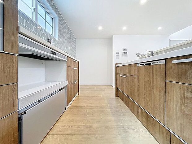 「カップボード付き・キッチン」色調を合わせたキッチンは奥行もあり広く解放感あるスペースを確保しております。作り付けのカップボードも収納多く、新たに設置する必要もございません。