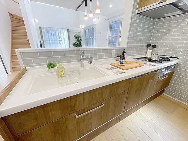 「家事時短の叶うキッチン◎」効率よくお料理ができる3口コンロ・食洗機・出し入れしやすいスライド収納を完備したシステムキッチン。確かな機能性を実感頂けます。