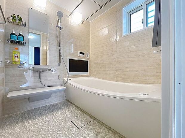 「~ホっと一息~快適バスルーム」一日の疲れを癒す貴重なバスタイム。ゆったりと足を伸ばして入浴することが可能な広さです。